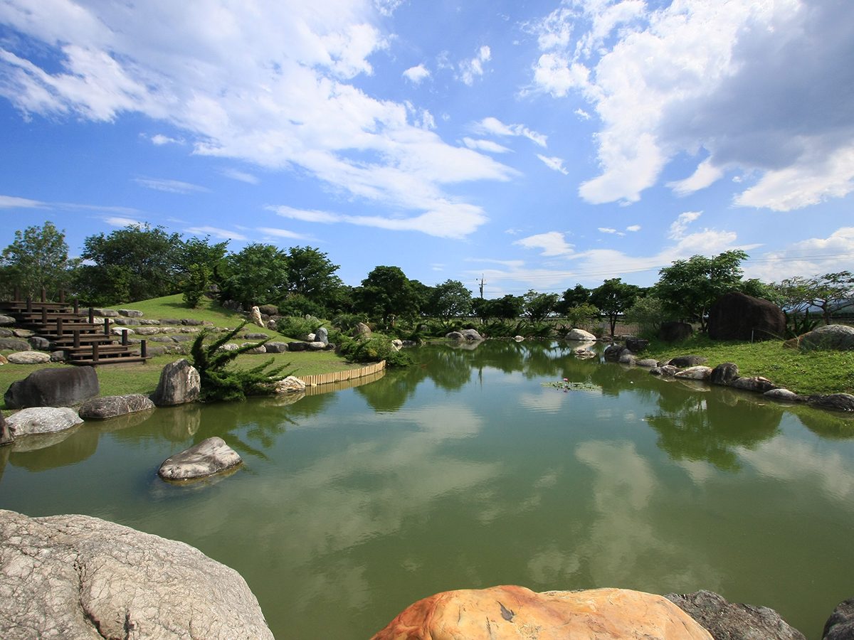 卑南大圳親水公園的水池與綠地