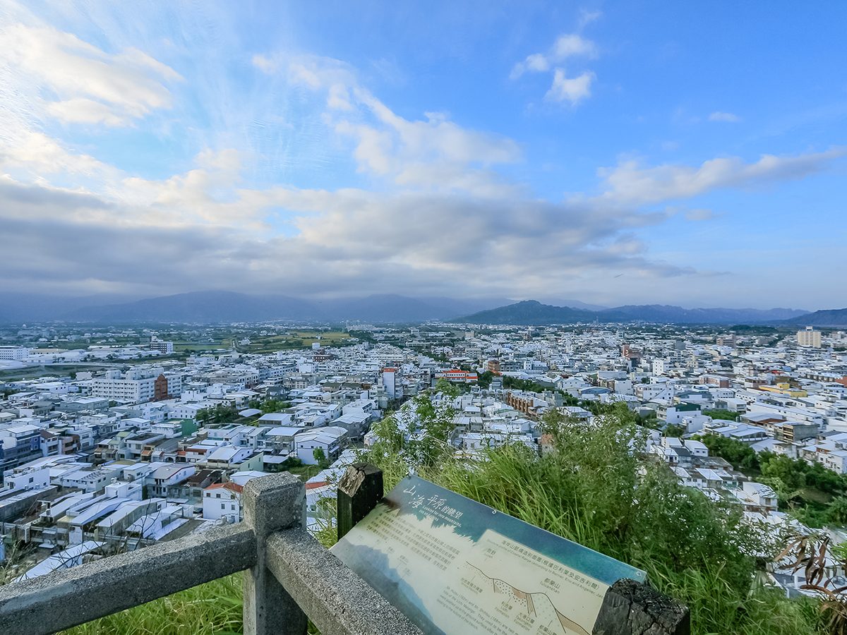從鯉魚山步道眺望台東市區與太平洋，鯉魚山步道在臺東分署颱風封閉清單內