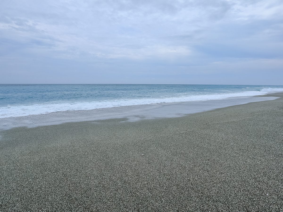 太麻里千禧曙光紀念園區前的海灘