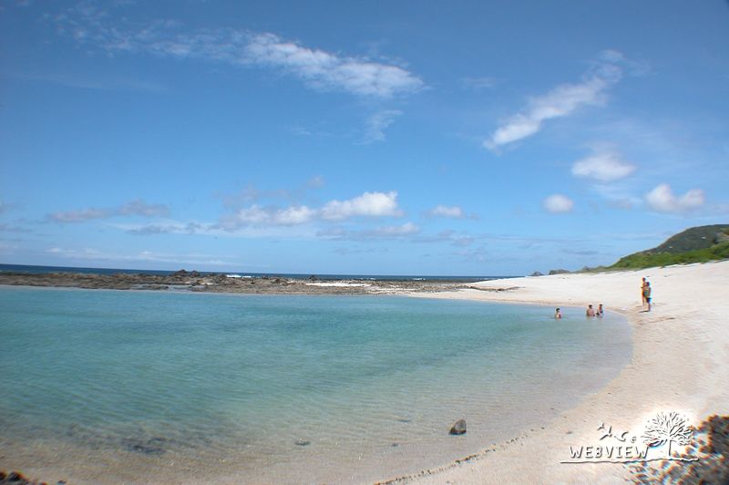 綠島的白色沙灘與淺藍海水