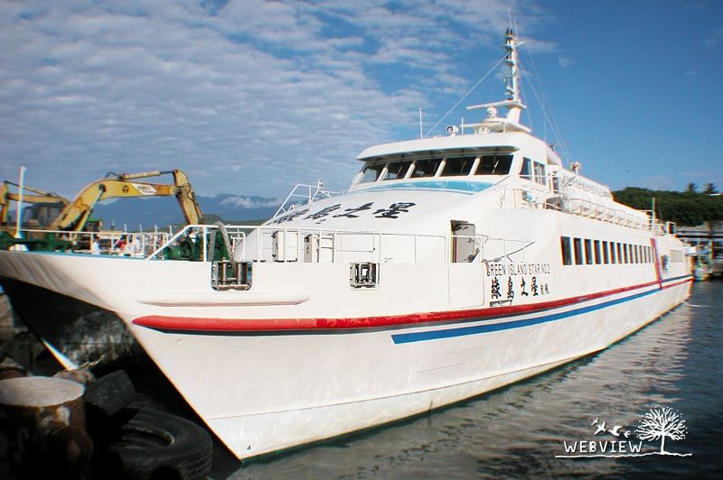 停靠在富岡漁港的綠島交通船，富岡航道因吊車落海暫時受阻