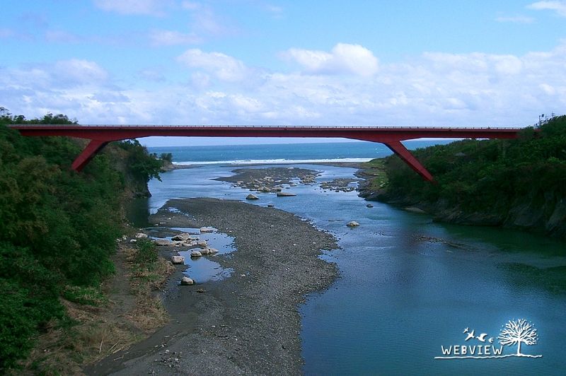 橫跨馬武窟溪的紅色新東河橋