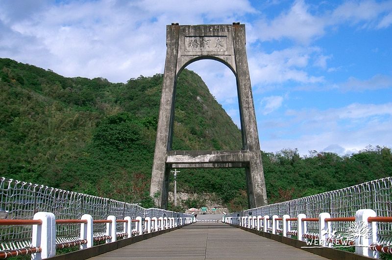 舊東河橋的拱形橋塔與橋面