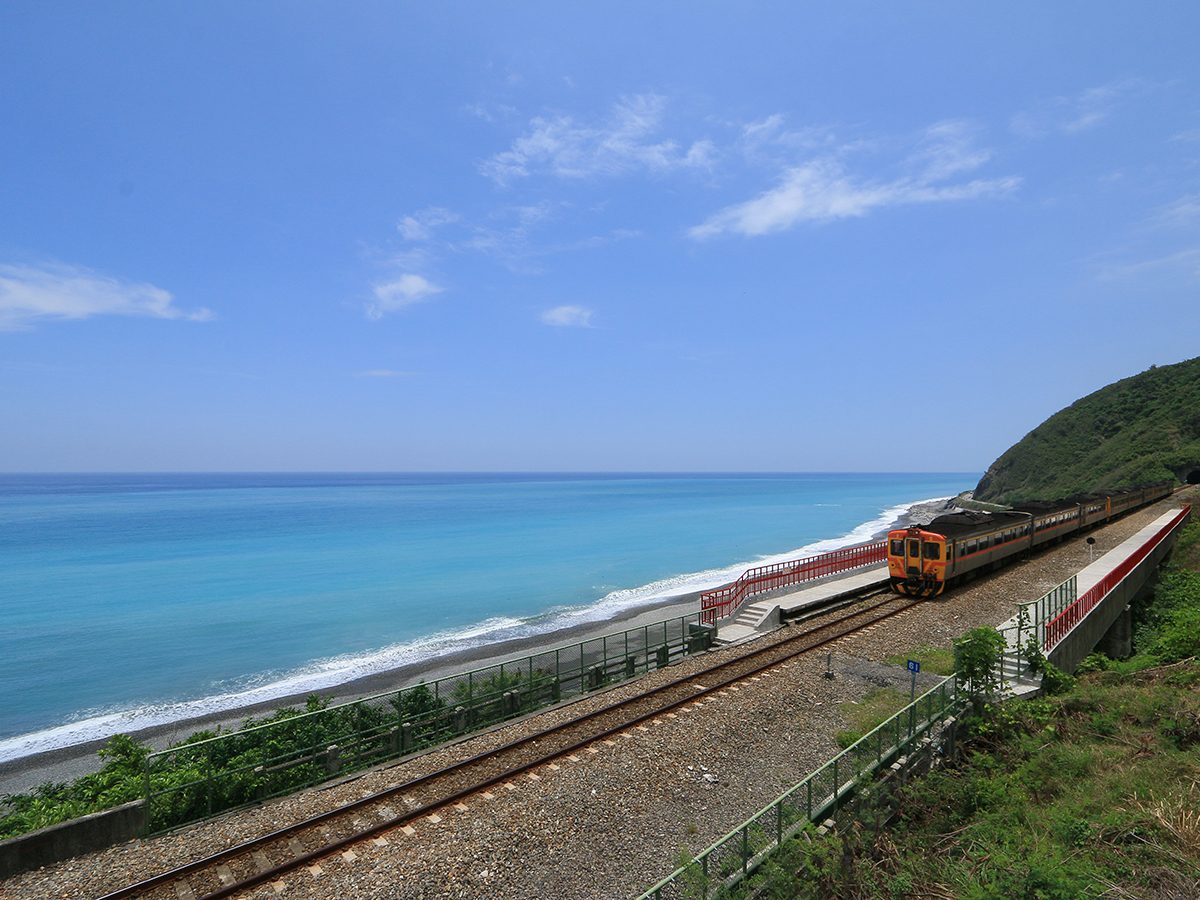 多良車站月台望向太平洋，台9線多良路段就在車站下方的海岸邊