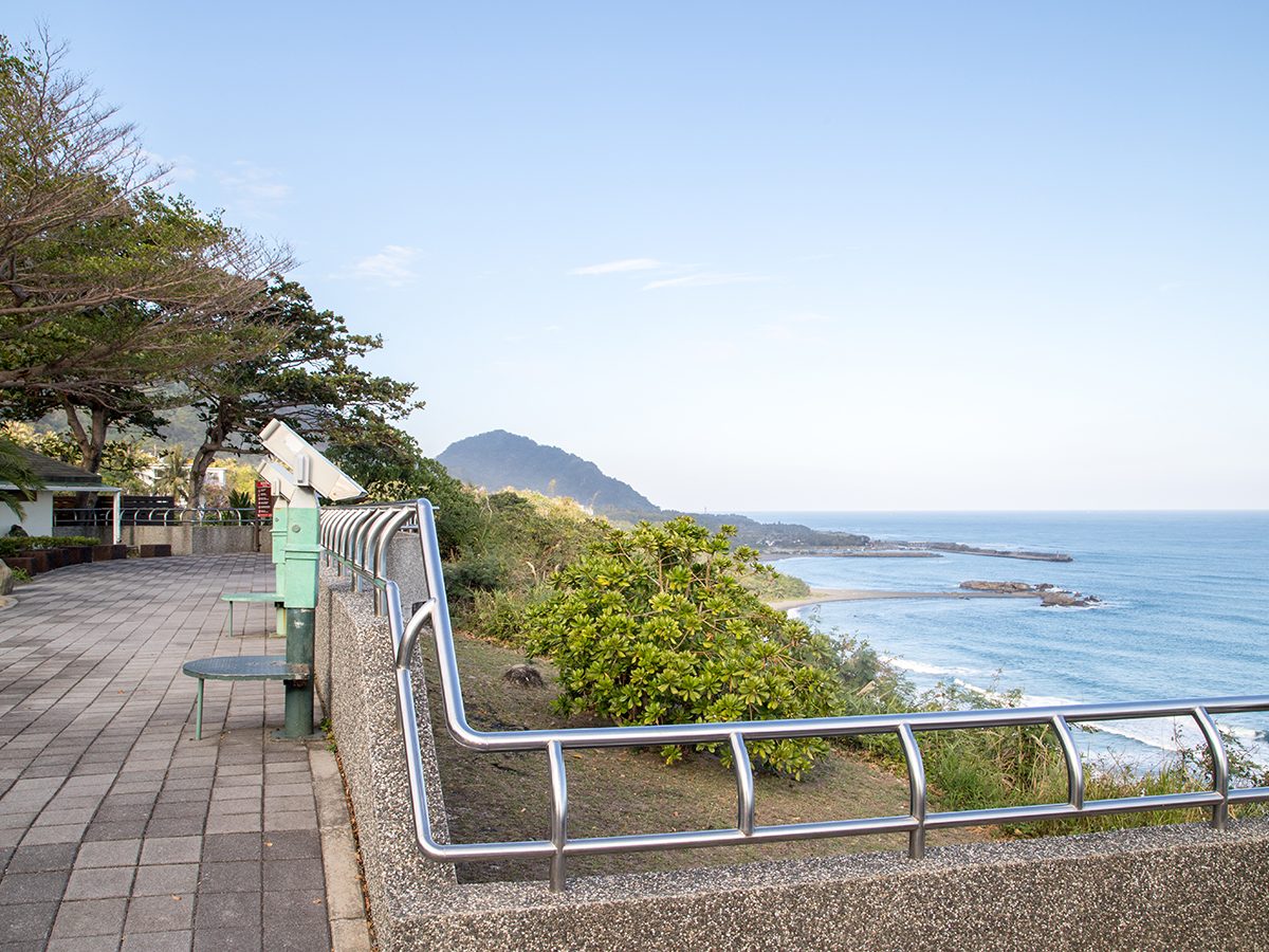 東河金樽遊憩區的觀景台與海岸