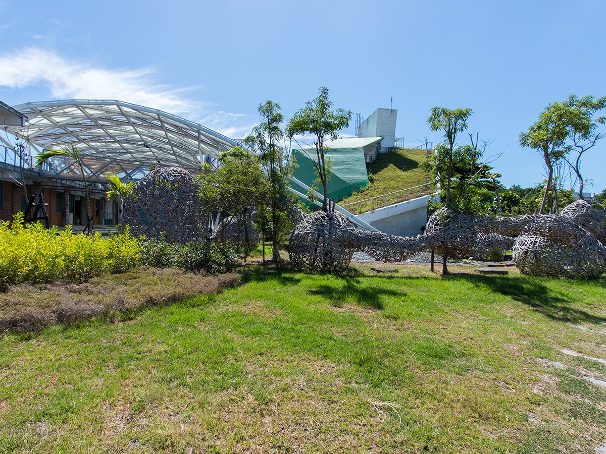 台東原住民族文化創意產業聚落的園區草地與建築